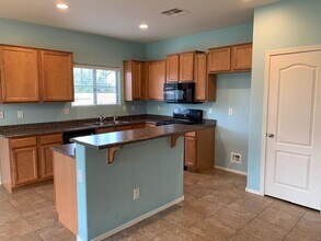 1049 E Sourwood Dr in Gilbert, AZ - Building Photo - Building Photo