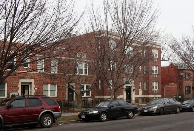 4014 Kansas Ave NW in Washington, DC - Foto de edificio - Building Photo