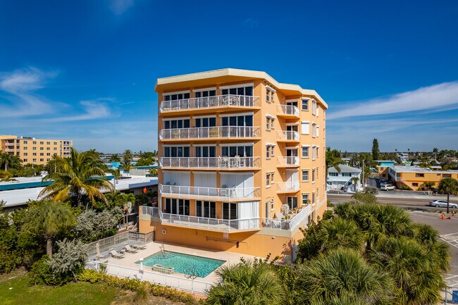 The Venetian in Treasure Island, FL - Foto de edificio - Primary Photo