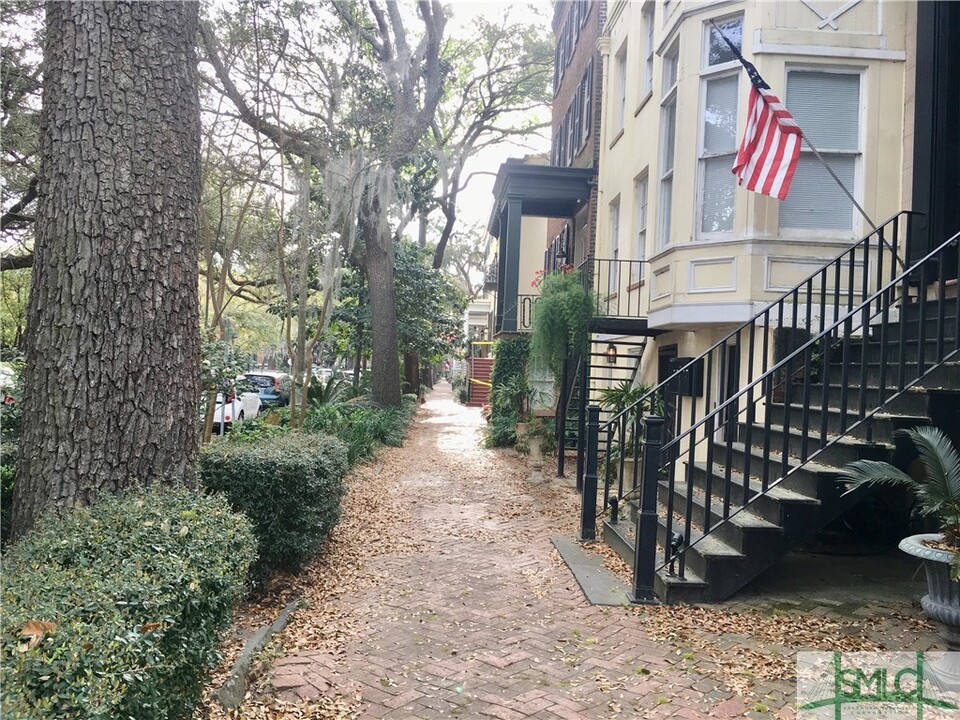 19 W Jones St in Savannah, GA - Building Photo