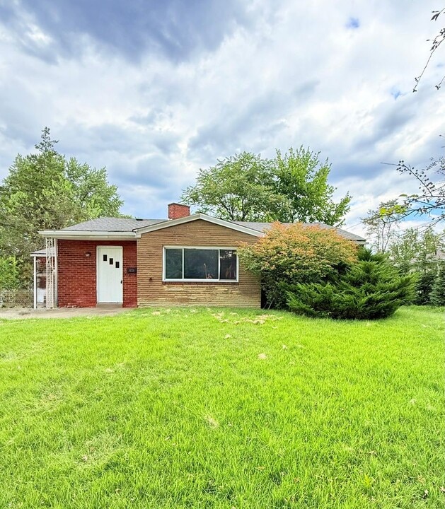 223 Wilson Dr in Pittsburgh, PA - Building Photo