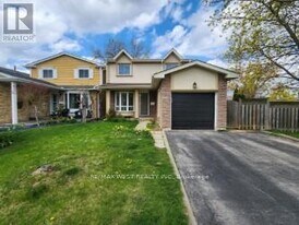2401 Hemlock Ct in Burlington, ON - Building Photo