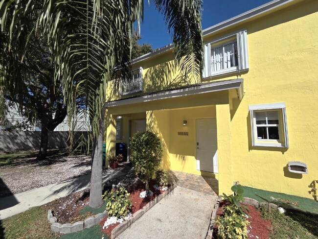 19504 SW 103rd Ct in Cutler Bay, FL - Foto de edificio - Building Photo