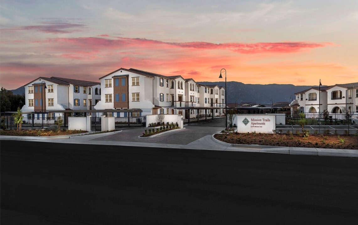 Mission Trail Apartments in Lake Elsinore, CA - Foto de edificio