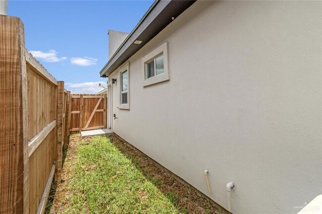 803 Sugar Gdn Dr in Pharr, TX - Building Photo - Building Photo