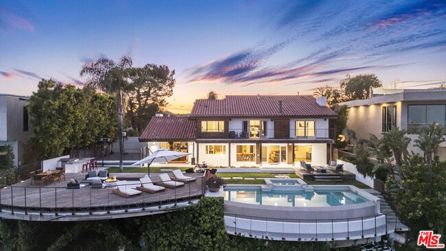 2028 Stradella Rd in Los Angeles, CA - Building Photo - Building Photo