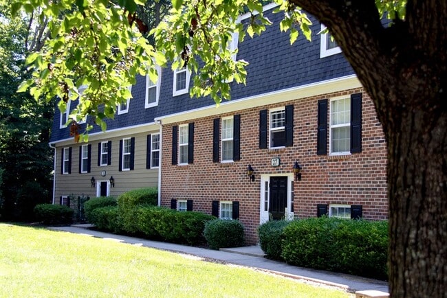 Colonial Towne Apartments in Williamsburg, VA - Foto de edificio - Building Photo