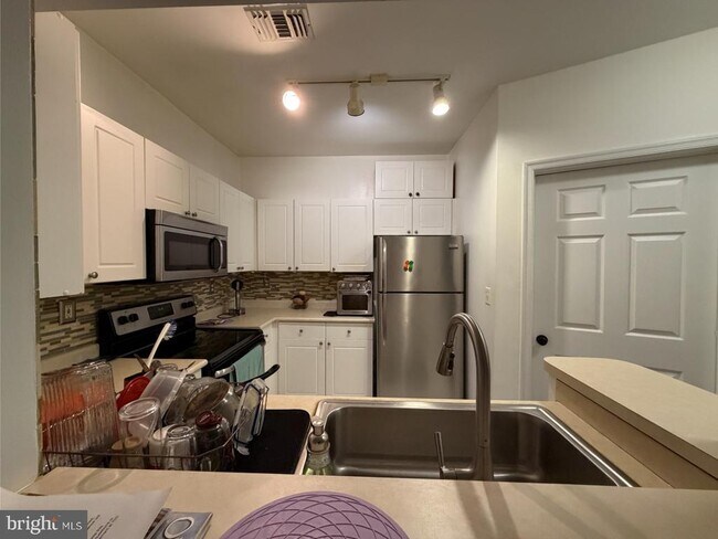 4561 Strutfield Ln in Alexandria, VA - Foto de edificio - Building Photo