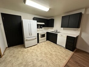 1140 W Vine St in Lebanon, OR - Building Photo - Building Photo