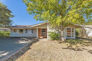 520 Helena St in Bryan, TX - Building Photo