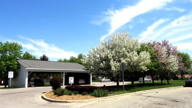 Briarwood Apartments of DeKalb in Dekalb, IL - Building Photo - Building Photo