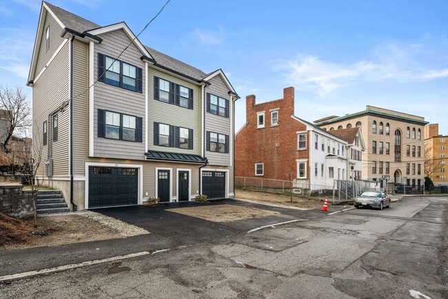 32 Union St in Lowell, MA - Foto de edificio - Building Photo