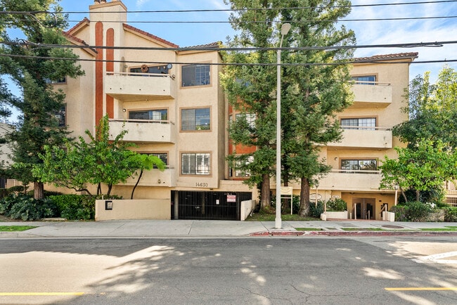 14630 Dickens St, Unit 108 in Sherman Oaks, CA - Foto de edificio - Building Photo