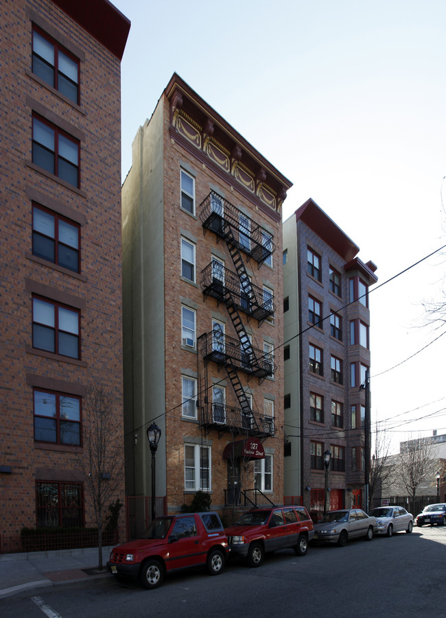 327 Jackson in Hoboken, NJ - Building Photo - Building Photo