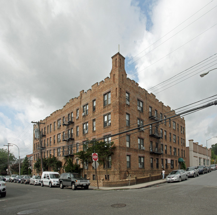 34-06 Jordan St in Flushing, NY - Foto de edificio