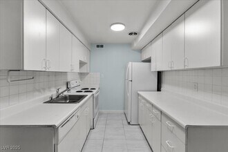 1700 Rexford Dr in Las Vegas, NV - Building Photo - Building Photo