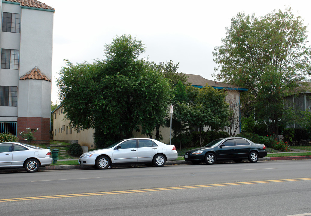 17620 Burbank Blvd in Encino, CA - Foto de edificio