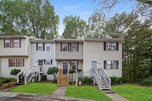 7042 Oakhill Cir in Austell, GA - Building Photo