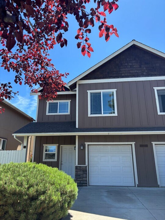 21035 Carl St in Bend, OR - Building Photo