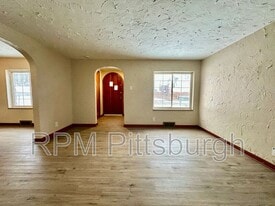 533 Freeport Rd in New Kensington, PA - Building Photo