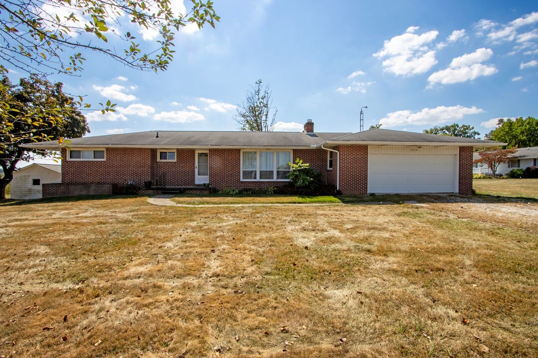 245 E Moreland Rd in Wooster, OH - Foto de edificio