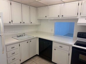 500 Executive Center Dr in West Palm Beach, FL - Building Photo - Building Photo