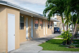 Airport Sqaure in Hialeah, FL - Building Photo - Interior Photo