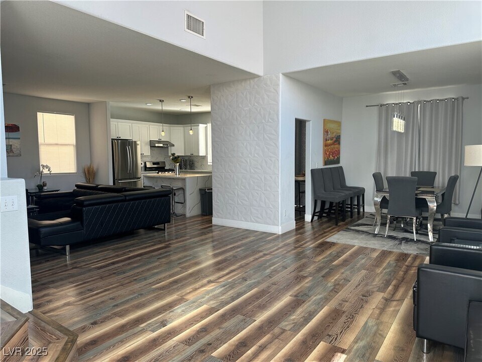 8901 Kingswood Dr in Las Vegas, NV - Building Photo