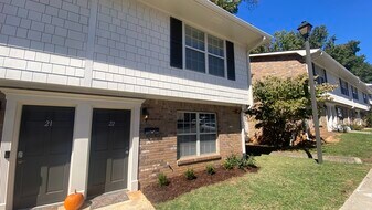 22 Villa Ct SE in Smyrna, GA - Building Photo