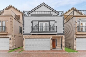 3045 Clinton Dr in Houston, TX - Foto de edificio - Building Photo