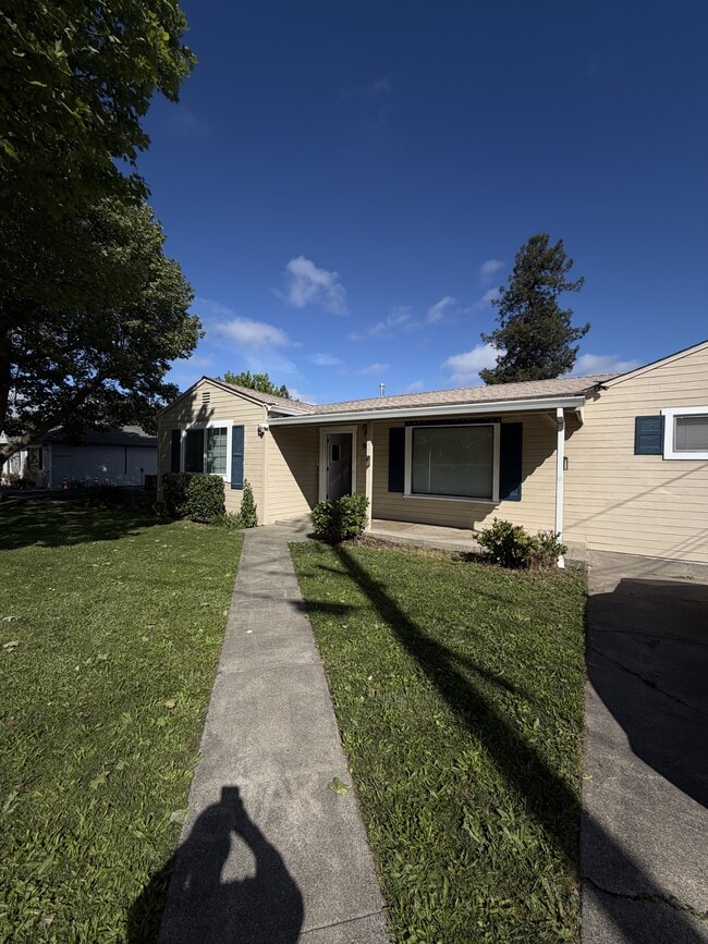 913 Clover Dr in Santa Rosa, CA - Building Photo - Building Photo