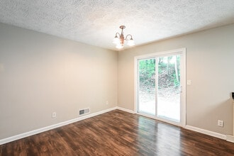 5205 Birdlake Dr NW in Lilburn, GA - Building Photo - Building Photo