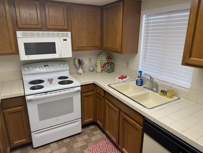 5518 E Lindstrom Ln in Mesa, AZ - Building Photo - Building Photo