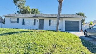 6974 Spinnaker Blvd in Englewood, FL - Building Photo