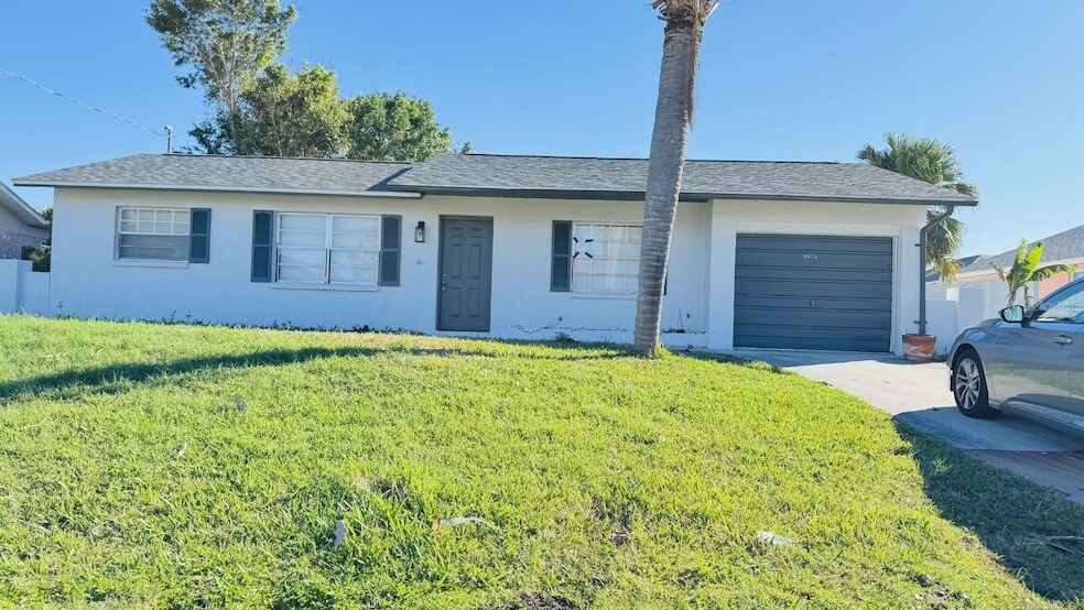 6974 Spinnaker Blvd in Englewood, FL - Foto de edificio