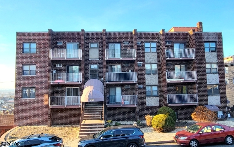 201 12th St-Unit -7 in Palisades Park, NJ - Building Photo