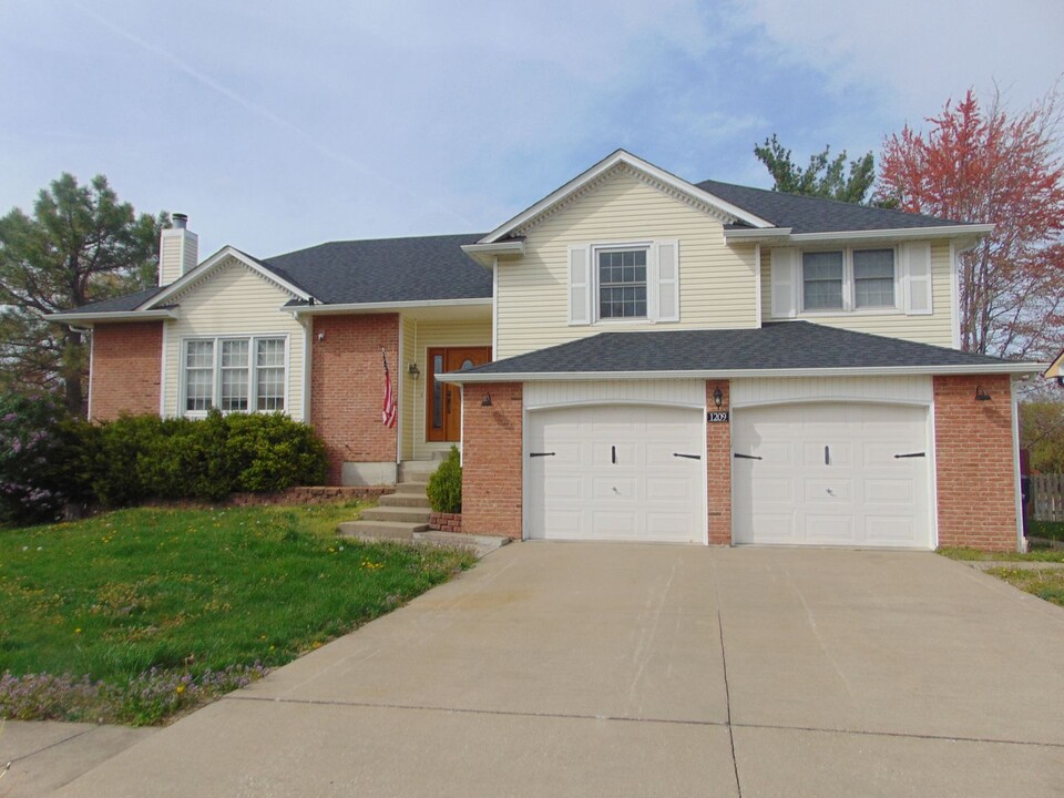 1209 S Bridgewood Dr in Columbia, MO - Foto de edificio