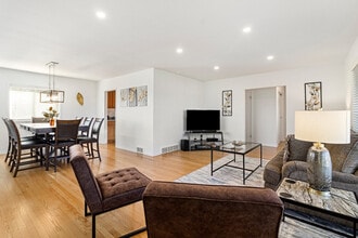 1555 Orchard Rd, Unit SI ID1285042P in Wheaton, IL - Foto de edificio - Building Photo