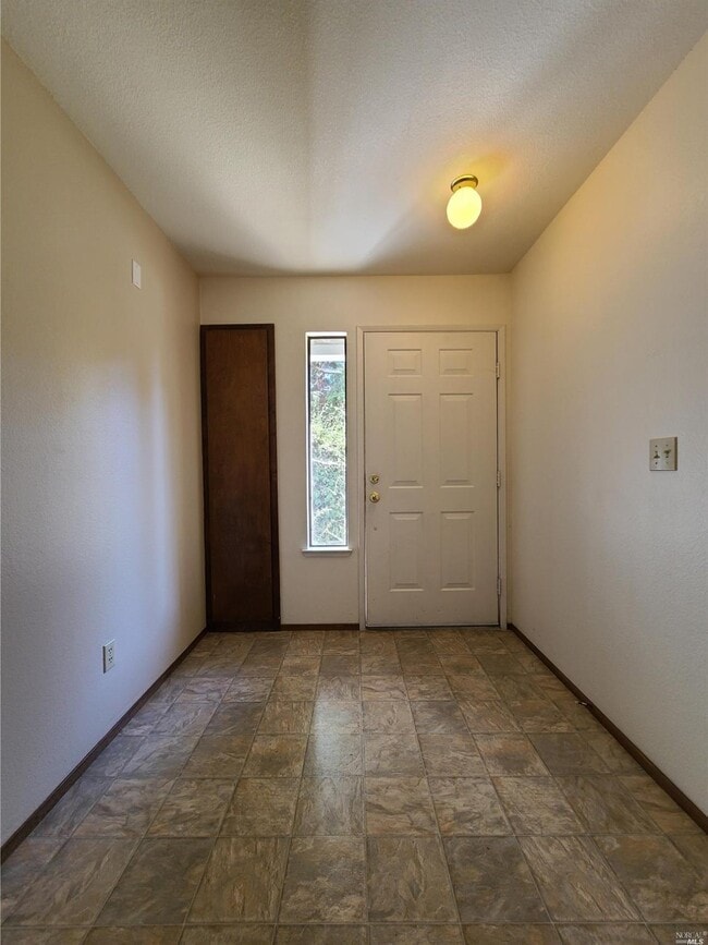 1115 N Lincoln St in Dixon, CA - Building Photo - Building Photo