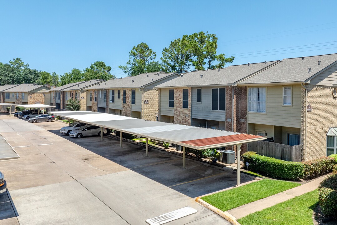 Lynbrook Manor Condominiums in Houston, TX - Building Photo