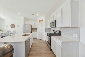 241 Sweetwater Crk Ln in Hutto, TX - Foto de edificio - Building Photo