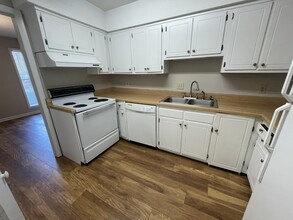 606 Oak Tree Dr in Chapel Hill, NC - Building Photo - Building Photo
