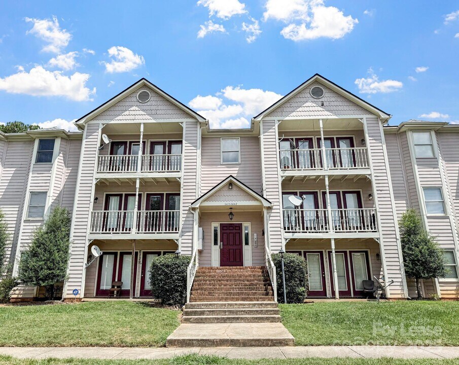 6131 Meadow Rose Ln in Charlotte, NC - Building Photo