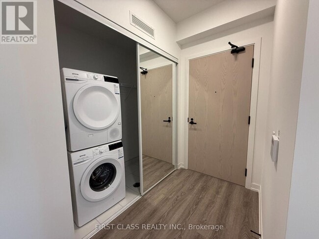 8 Interchange Wy in Vaughan, ON - Building Photo - Building Photo