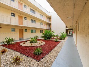 10300 Coral Wy in Miami, FL - Building Photo - Building Photo