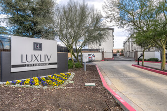 LuxLiv Apartments in Riverside, CA - Foto de edificio - Building Photo