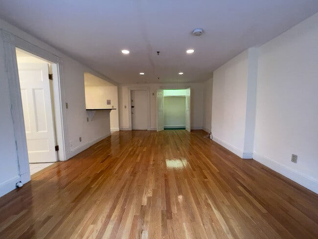 379 Commonwealth Ave, Unit 1 in Boston, MA - Foto de edificio - Building Photo