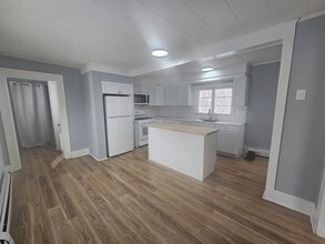 223 Main St, Unit Apt 1 in Salem, NH - Building Photo - Building Photo