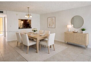 10865 SW 112th Ave in Miami, FL - Foto de edificio - Building Photo