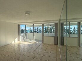 7545 E Treasure Dr, Unit 4i in North Bay Village, FL - Building Photo